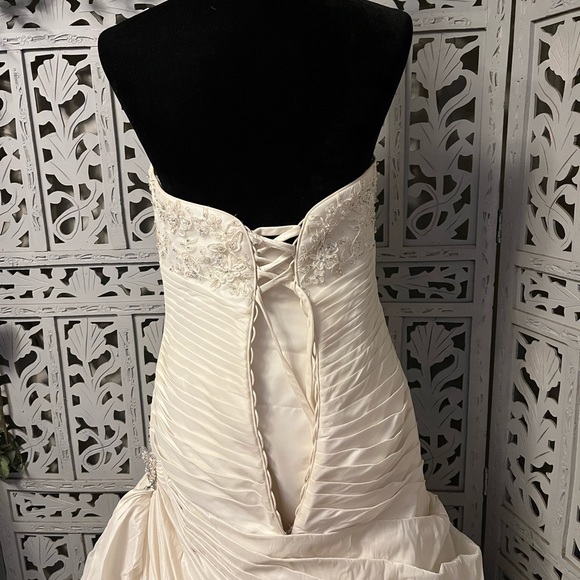 MAGGIE SOTTERO AMAZING WHITE SILKY SMOOTH WITH LACE & TRAIN WEDDING DRESS GOWN - Picture 11 of 16